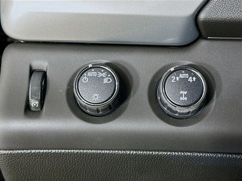 Used 2018 Chevrolet Suburban LT image 17