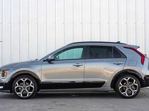 Used 2023 Kia Niro SX Touring image 8