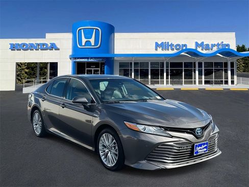 Used 2018 Toyota Camry XLE image 1