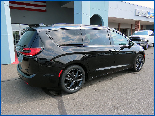 Used 2025 Chrysler Pacifica Limited FWD image 7