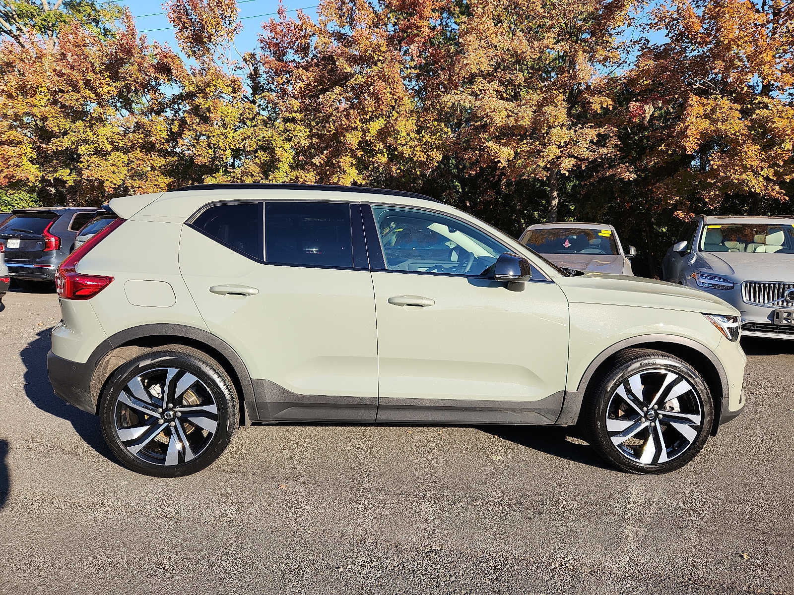 Certified 2024 Volvo XC40 B5 Plus w/ Protection Package Premier AWD/4WD image 7