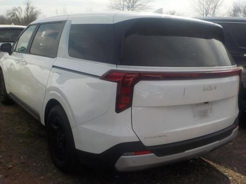 Used 2025 Kia Carnival image 3