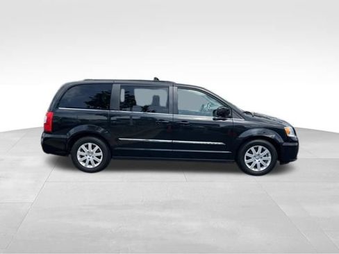 Used 2016 Chrysler Town & Country Touring FWD image 8