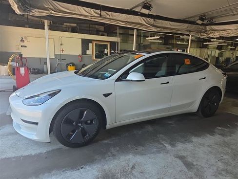 Used 2021 Tesla Model 3 Standard Range Plus RWD image 3