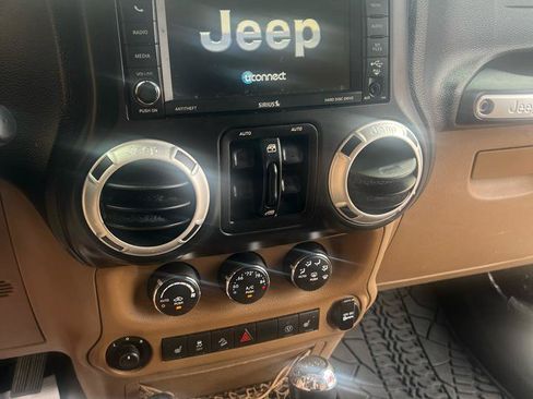 Used 2013 Jeep Wrangler Unlimited Sahara w/ Connectivity Group AWD/4WD image 19