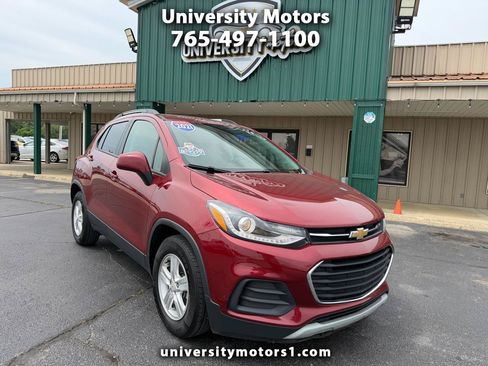 Used 2021 Chevrolet Trax LT w/ LT Convenience Package FWD image 1