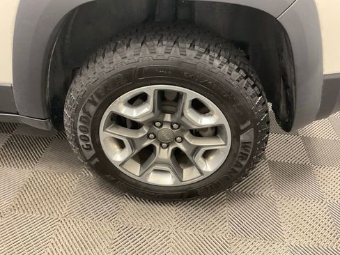 Used 2019 Jeep Cherokee Trailhawk w/ Cold Weather Group AWD/4WD image 7