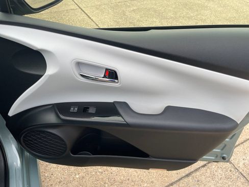 Used 2021 Toyota Prius LE FWD image 19