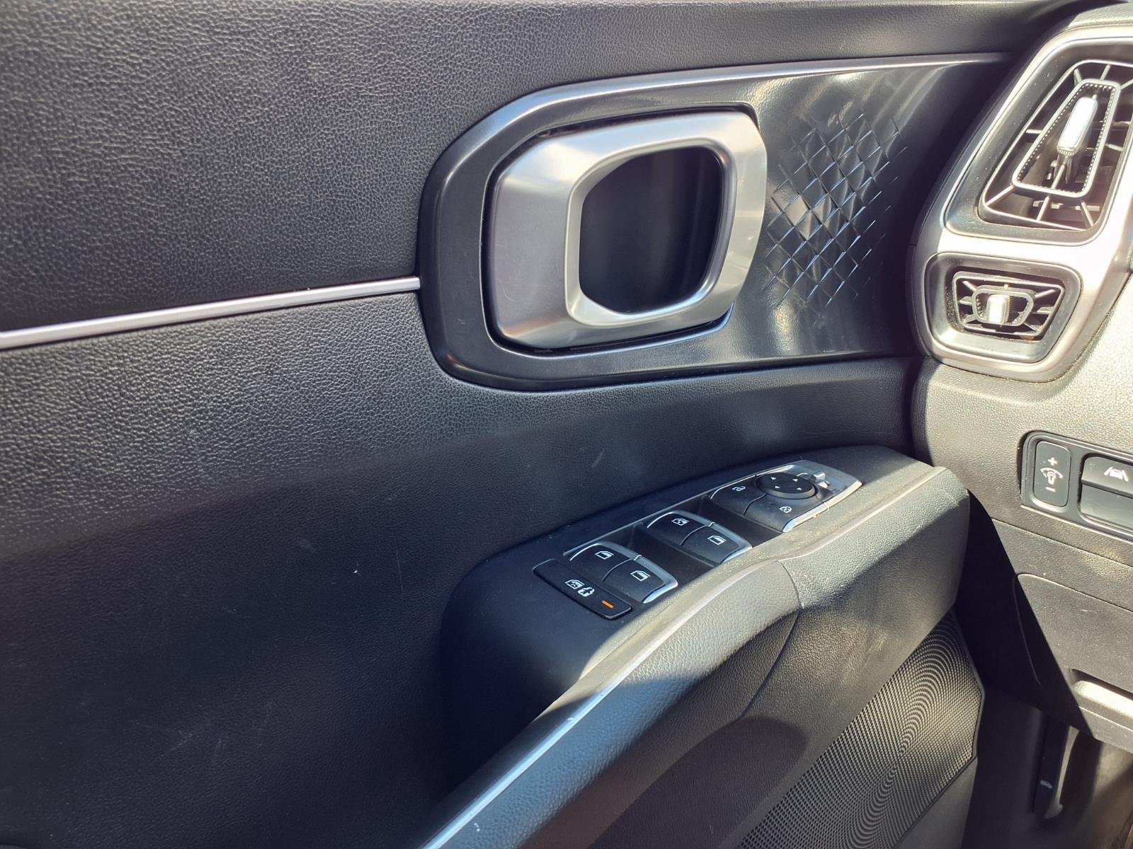 Used 2023 Kia Sorento LX AWD/4WD image 19