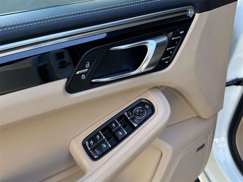 Used 2025 Porsche Macan image 19