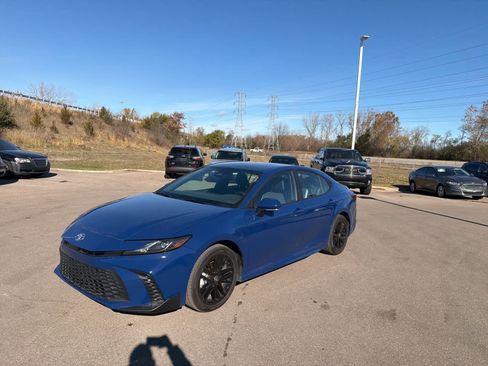 Used 2025 Toyota Camry SE image 2