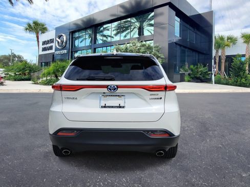 Used 2021 Toyota Venza LE image 4