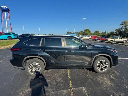 Used 2023 Toyota Highlander XLE FWD image 2