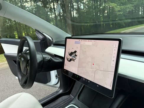 Used 2022 Tesla Model Y Long Range AWD/4WD image 19