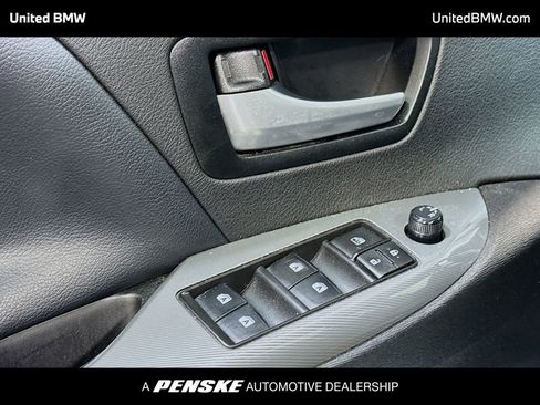 Used 2019 Toyota Sienna SE w/ SE Preferred Package FWD image 3