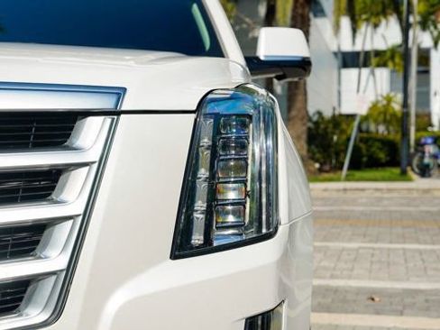 Used 2019 Cadillac Escalade ESV Premium Luxury image 40