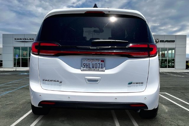 Used 2023 Chrysler Pacifica Limited w/ Uconnect Theater Family Group FWD image 3