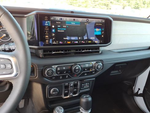 Used 2025 Jeep Wrangler Unlimited Sahara AWD/4WD image 8