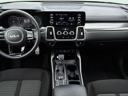 Used 2022 Kia Sorento LX image 17