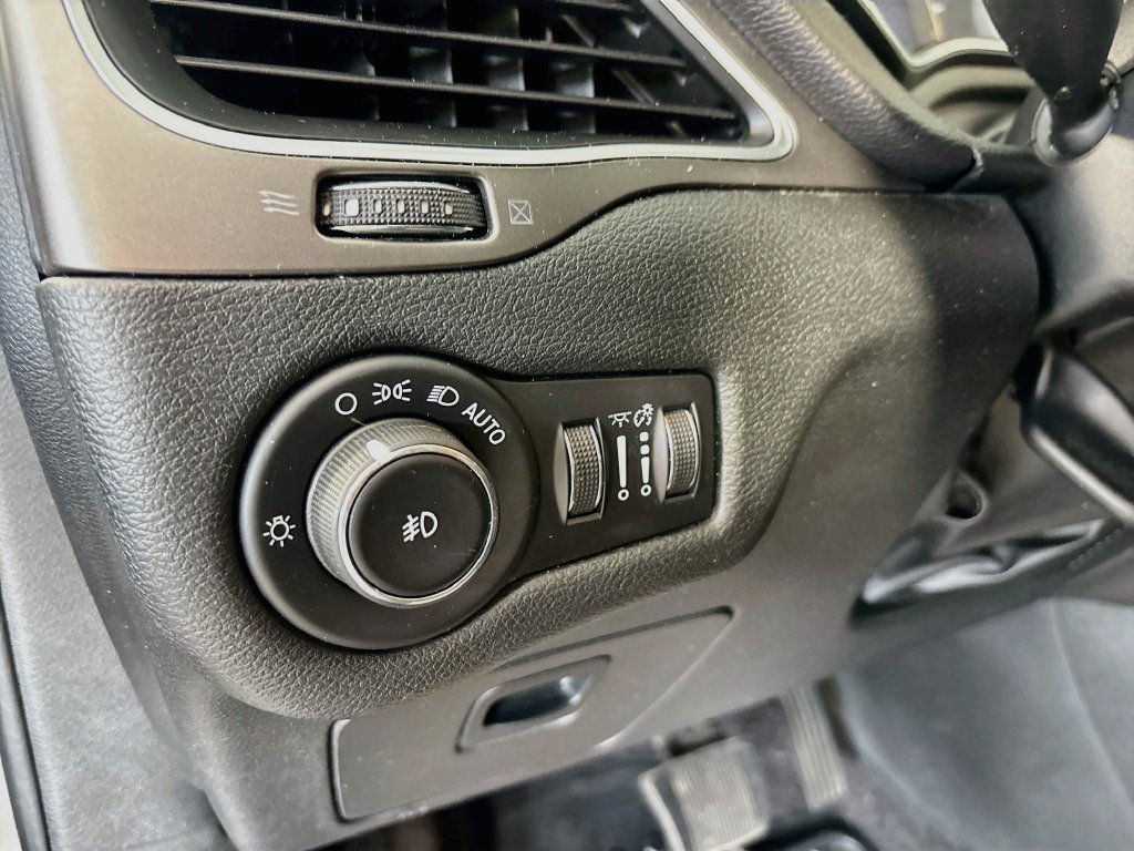 Used 2019 Jeep Cherokee Latitude Plus w/ Cold Weather Group AWD/4WD image 10