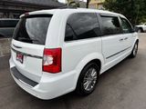 Used 2014 Chrysler Town & Country Touring-L image 6