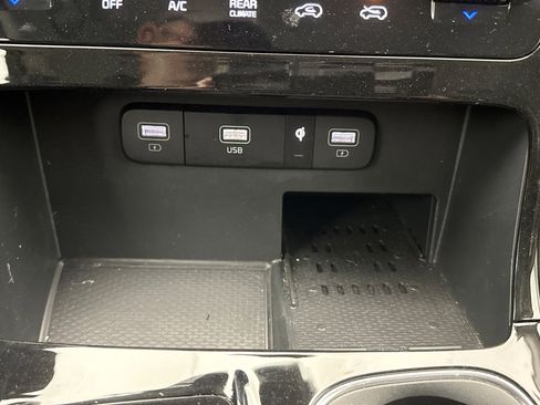 Used 2024 Kia Carnival EX image 17