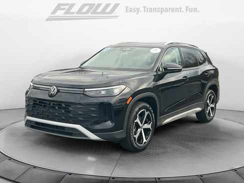 Used 2025 Volkswagen Tiguan SE image 4