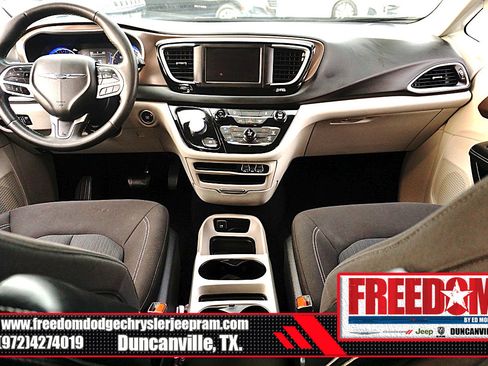 Used 2023 Chrysler Voyager LX image 11