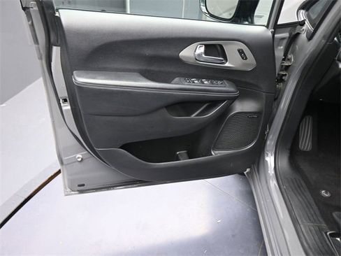 Used 2023 Chrysler Pacifica Limited w/ Uconnect Theater Family Group image 15