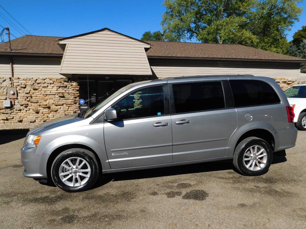 Used 2016 Dodge Grand Caravan SXT w/ Rear Park Assist Package FWD image 9