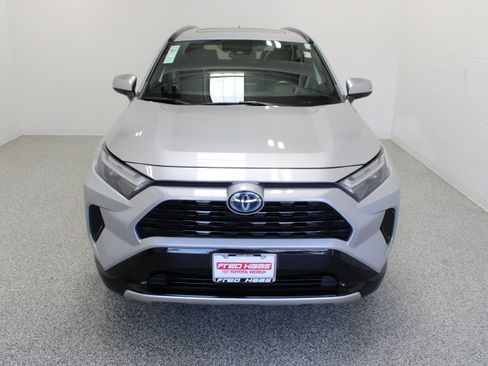 Used 2022 Toyota RAV4 SE w/ Convenience Package AWD/4WD image 3