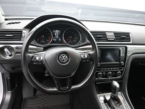 Used 2018 Volkswagen Passat 2.0T SE FWD image 15