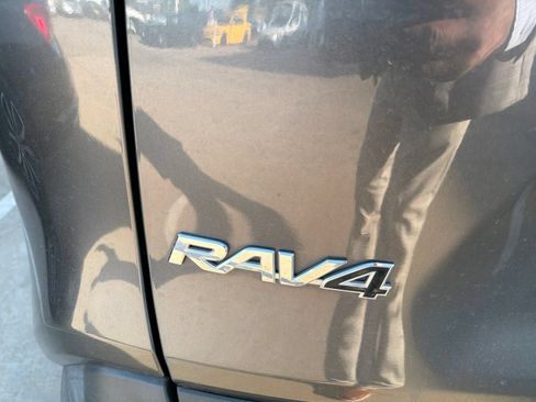 Used 2019 Toyota RAV4 LE FWD image 12