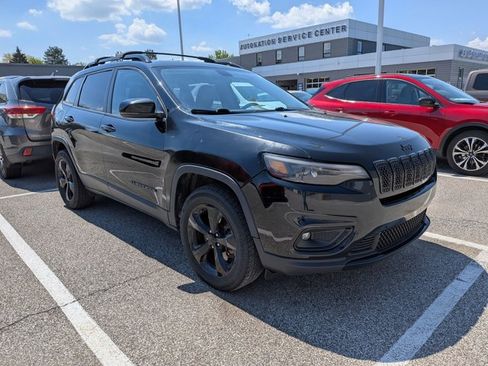 Used 2019 Jeep Cherokee Latitude Plus AWD/4WD image 3