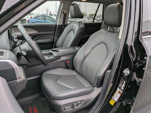 Certified 2024 Toyota Grand Highlander XLE image 14