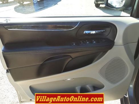 Used 2014 Chrysler Town & Country Touring w/ Trailer Tow Group image 19
