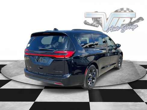 Used 2026 Chrysler Pacifica Limited w/ S Appearance Package FWD image 5