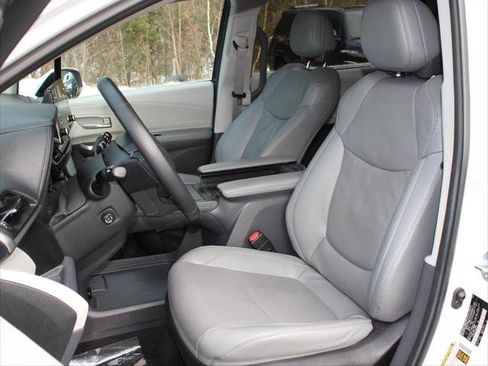 Certified 2023 Toyota Sienna Limited image 17