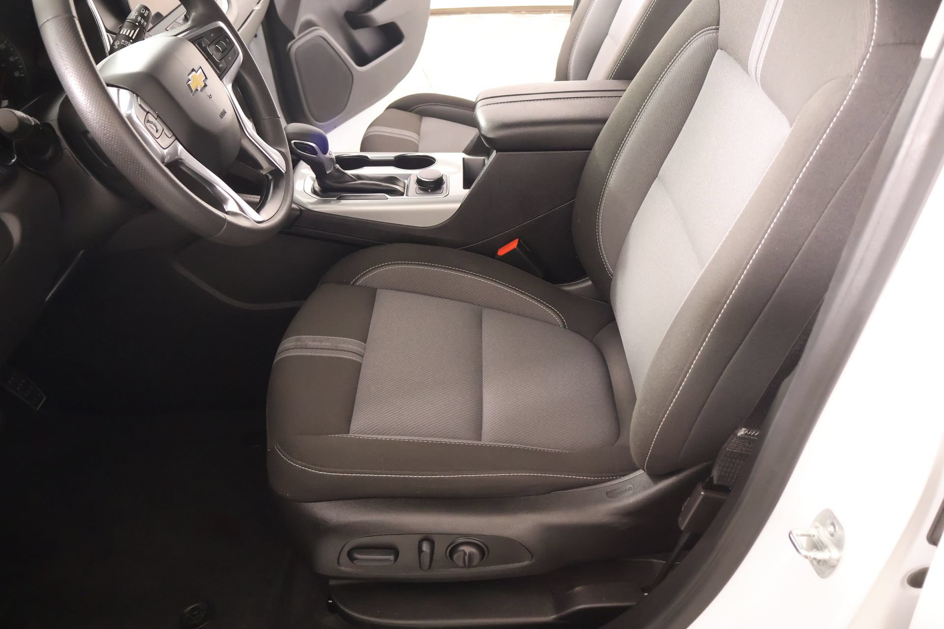 Used 2025 Chevrolet Blazer LT FWD image 11