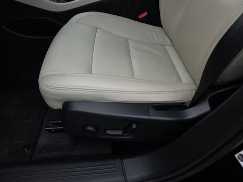 Used 2022 Volvo XC40 T5 Momentum image 15