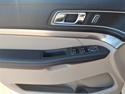 Used 2018 Ford Explorer XLT w/ Equipment Group 202A image 12