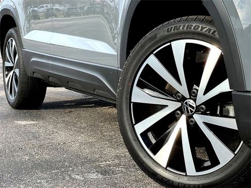 Used 2022 Volkswagen Taos SE image 2