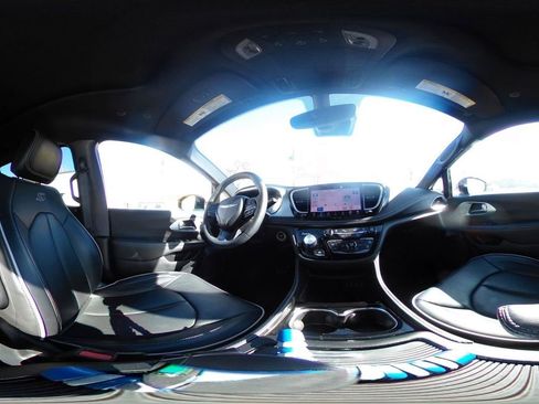 Used 2025 Chrysler Pacifica Limited image 43