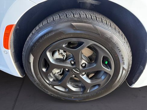 Used 2024 Chrysler Pacifica Limited FWD image 9