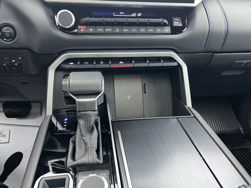 Certified 2025 Toyota Sequoia Platinum image 17