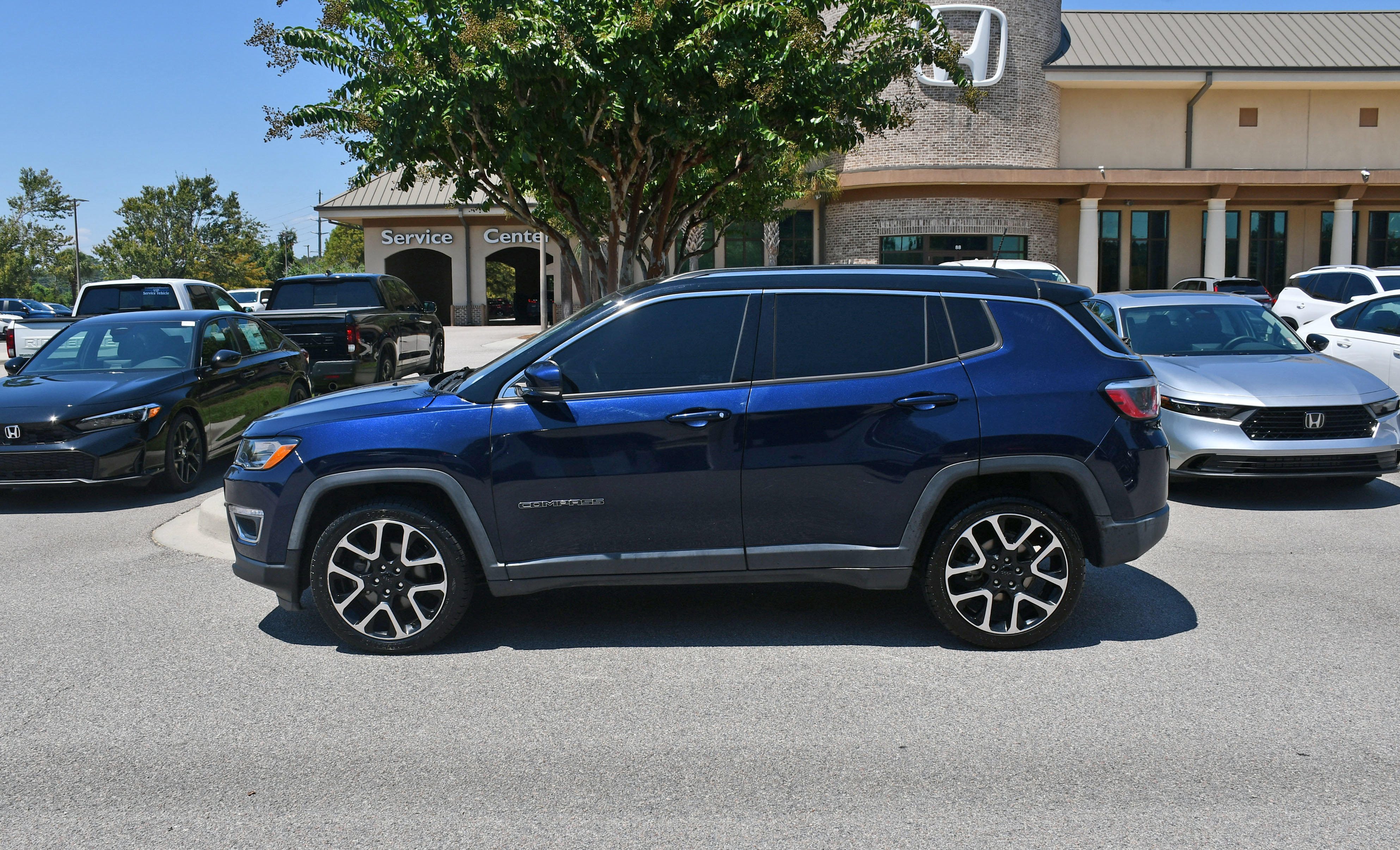 Used 2018 Jeep Compass Limited w/ Navigation Group FWD image 2