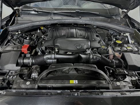 Used 2019 Jaguar F-PACE S image 33