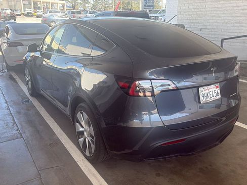 Used 2023 Tesla Model Y Long Range AWD/4WD image 3