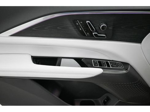 Certified 2024 Cadillac Lyriq Luxury AWD/4WD image 31