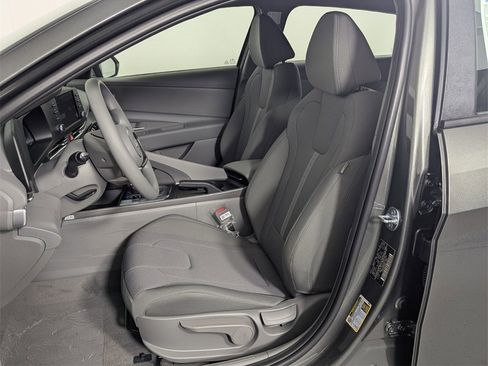 New 2025 Hyundai Elantra SE image 12
